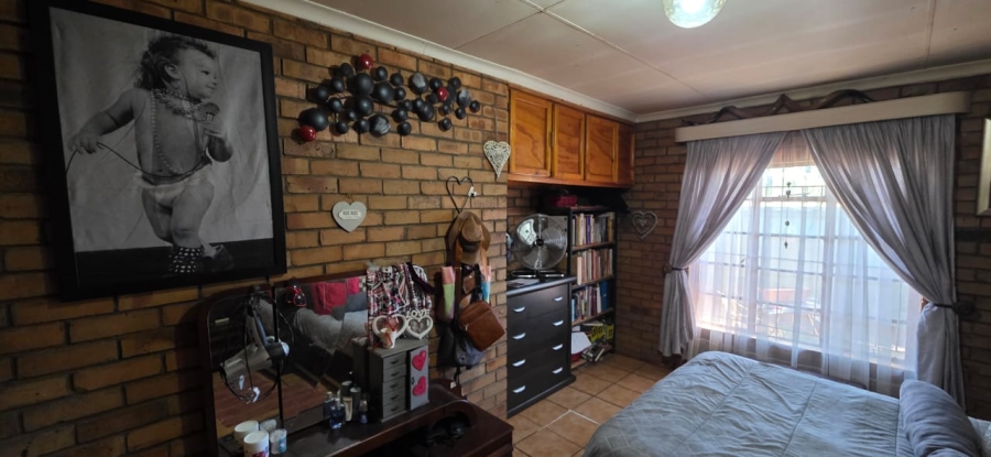 5 Bedroom Property for Sale in Vaal Park North West